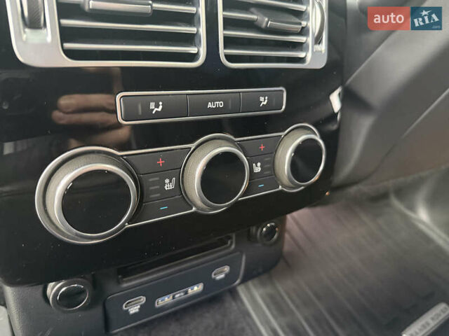 Сірий Ленд Ровер Рендж Ровер, об'ємом двигуна 4.37 л та пробігом 125 тис. км за 52100 $, фото 29 на Automoto.ua