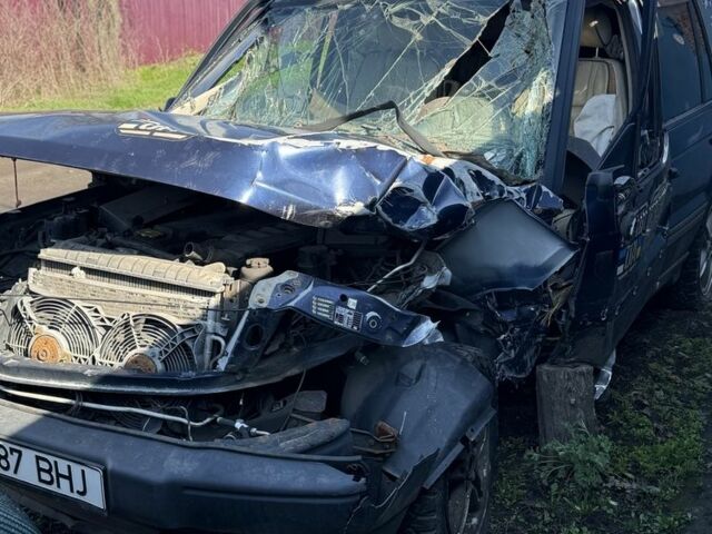 Синій Ленд Ровер Рендж Ровер, об'ємом двигуна 2.5 л та пробігом 300 тис. км за 1600 $, фото 1 на Automoto.ua