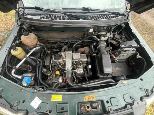 Зеленый Ленд Ровер Рендж Ровер, объемом двигателя 2 л и пробегом 180 тыс. км за 1893 $, фото 1 на Automoto.ua