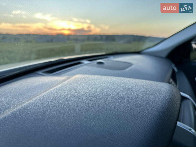 Білий Ленд Ровер Discovery Sport, об'ємом двигуна 2 л та пробігом 170 тис. км за 16000 $, фото 44 на Automoto.ua