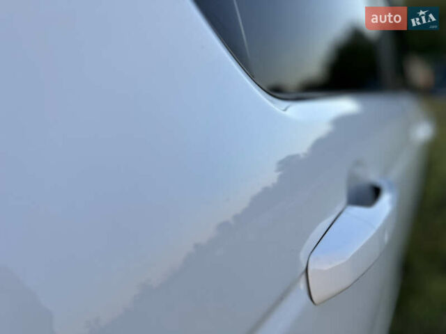 Білий Ленд Ровер Discovery Sport, об'ємом двигуна 2 л та пробігом 170 тис. км за 16000 $, фото 9 на Automoto.ua