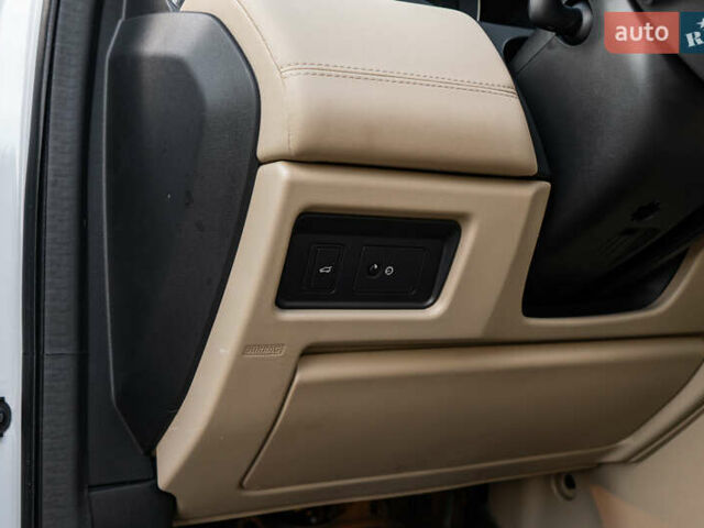 Белый Ленд Ровер Discovery Sport, объемом двигателя 2 л и пробегом 135 тыс. км за 16500 $, фото 56 на Automoto.ua