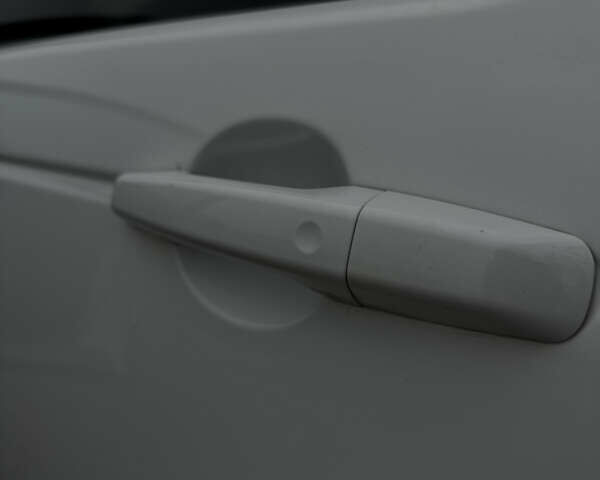 Белый Ленд Ровер Discovery Sport, объемом двигателя 2 л и пробегом 193 тыс. км за 18499 $, фото 26 на Automoto.ua