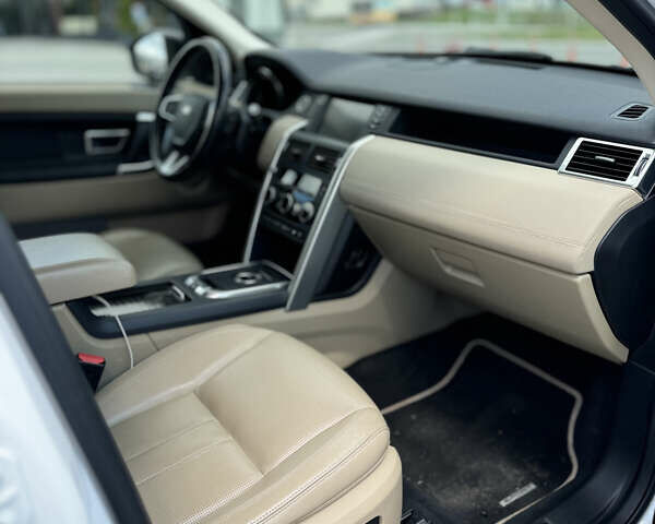 Белый Ленд Ровер Discovery Sport, объемом двигателя 2 л и пробегом 115 тыс. км за 19900 $, фото 7 на Automoto.ua