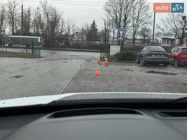 Белый Ленд Ровер Discovery Sport, объемом двигателя 2 л и пробегом 141 тыс. км за 19999 $, фото 9 на Automoto.ua