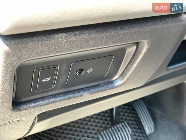 Білий Ленд Ровер Discovery Sport, об'ємом двигуна 2 л та пробігом 145 тис. км за 16990 $, фото 26 на Automoto.ua