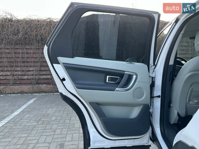 Білий Ленд Ровер Discovery Sport, об'ємом двигуна 2 л та пробігом 111 тис. км за 18500 $, фото 20 на Automoto.ua