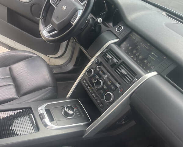 Белый Ленд Ровер Discovery Sport, объемом двигателя 2 л и пробегом 157 тыс. км за 19000 $, фото 7 на Automoto.ua