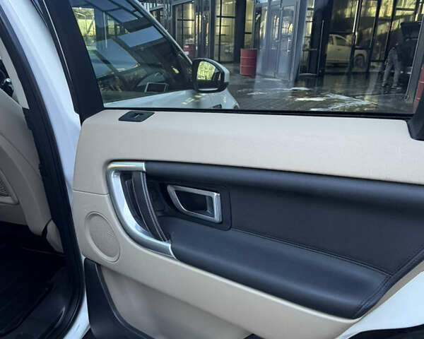 Білий Ленд Ровер Discovery Sport, об'ємом двигуна 2 л та пробігом 122 тис. км за 17500 $, фото 32 на Automoto.ua