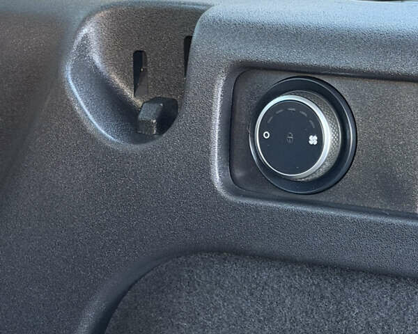 Білий Ленд Ровер Discovery Sport, об'ємом двигуна 2 л та пробігом 122 тис. км за 17500 $, фото 26 на Automoto.ua