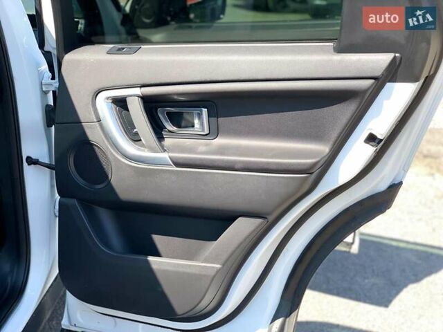 Білий Ленд Ровер Discovery Sport, об'ємом двигуна 2 л та пробігом 145 тис. км за 16990 $, фото 18 на Automoto.ua