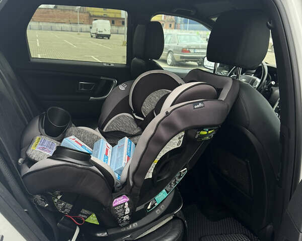 Белый Ленд Ровер Discovery Sport, объемом двигателя 2 л и пробегом 193 тыс. км за 18499 $, фото 20 на Automoto.ua