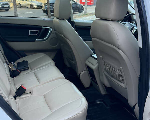 Білий Ленд Ровер Discovery Sport, об'ємом двигуна 2 л та пробігом 122 тис. км за 17500 $, фото 30 на Automoto.ua