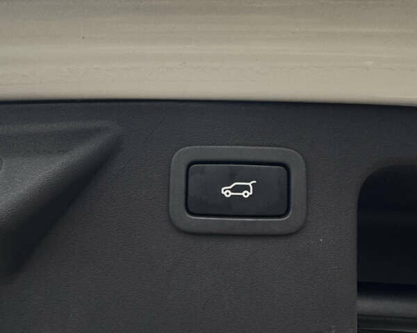 Белый Ленд Ровер Discovery Sport, объемом двигателя 2 л и пробегом 193 тыс. км за 18499 $, фото 13 на Automoto.ua