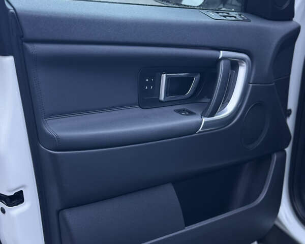 Белый Ленд Ровер Discovery Sport, объемом двигателя 2 л и пробегом 141 тыс. км за 19999 $, фото 12 на Automoto.ua