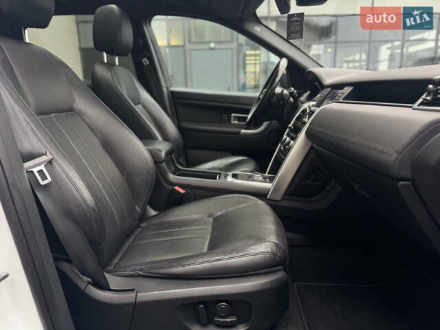 Белый Ленд Ровер Discovery Sport, объемом двигателя 2 л и пробегом 141 тыс. км за 19999 $, фото 30 на Automoto.ua