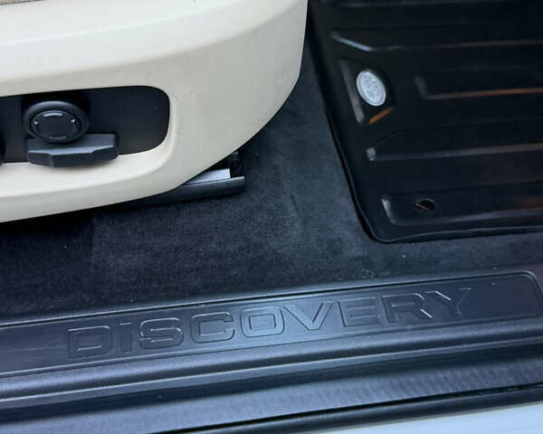 Білий Ленд Ровер Discovery Sport, об'ємом двигуна 2 л та пробігом 122 тис. км за 17500 $, фото 38 на Automoto.ua