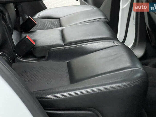 Белый Ленд Ровер Discovery Sport, объемом двигателя 2 л и пробегом 129 тыс. км за 16700 $, фото 22 на Automoto.ua