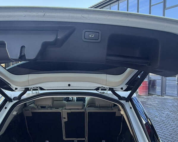 Білий Ленд Ровер Discovery Sport, об'ємом двигуна 2 л та пробігом 122 тис. км за 17500 $, фото 21 на Automoto.ua