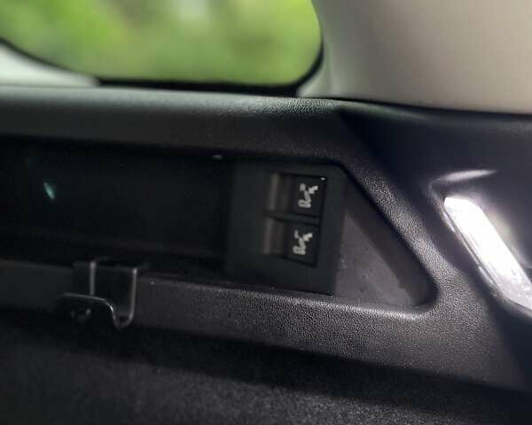 Білий Ленд Ровер Discovery Sport, об'ємом двигуна 2 л та пробігом 118 тис. км за 18099 $, фото 24 на Automoto.ua