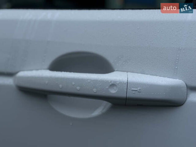 Белый Ленд Ровер Discovery Sport, объемом двигателя 2 л и пробегом 141 тыс. км за 19999 $, фото 11 на Automoto.ua