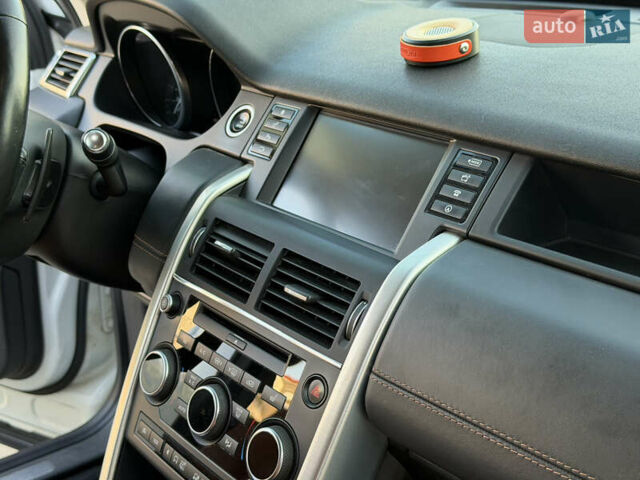 Білий Ленд Ровер Discovery Sport, об'ємом двигуна 2 л та пробігом 107 тис. км за 18500 $, фото 38 на Automoto.ua