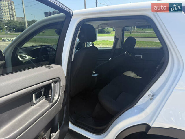 Белый Ленд Ровер Discovery Sport, объемом двигателя 2 л и пробегом 134 тыс. км за 22200 $, фото 9 на Automoto.ua