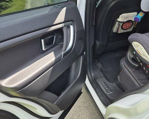 Белый Ленд Ровер Discovery Sport, объемом двигателя 2 л и пробегом 88 тыс. км за 22499 $, фото 29 на Automoto.ua