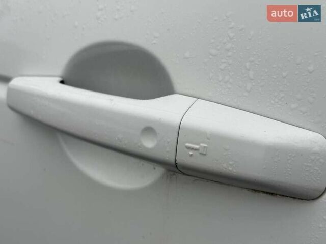 Белый Ленд Ровер Discovery Sport, объемом двигателя 2 л и пробегом 142 тыс. км за 11900 $, фото 23 на Automoto.ua