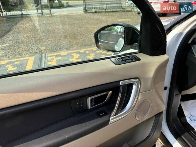 Белый Ленд Ровер Discovery Sport, объемом двигателя 2 л и пробегом 108 тыс. км за 16999 $, фото 15 на Automoto.ua