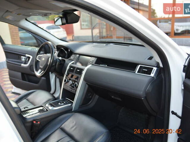 Белый Ленд Ровер Discovery Sport, объемом двигателя 2 л и пробегом 84 тыс. км за 20200 $, фото 18 на Automoto.ua