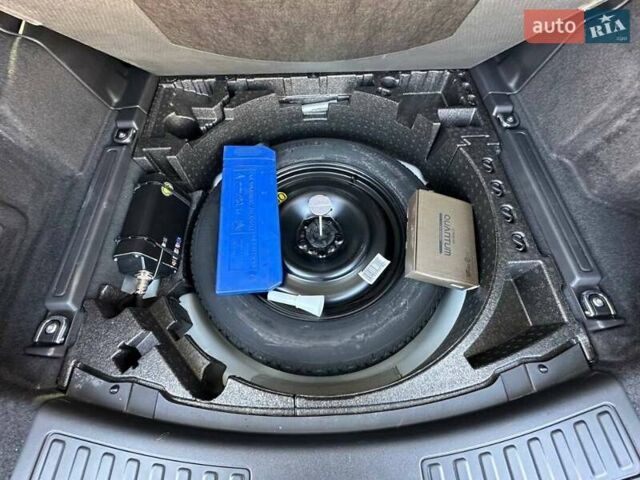 Білий Ленд Ровер Discovery Sport, об'ємом двигуна 2 л та пробігом 105 тис. км за 27200 $, фото 16 на Automoto.ua