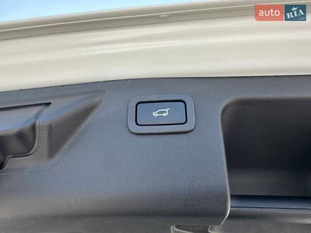 Білий Ленд Ровер Discovery Sport, об'ємом двигуна 2 л та пробігом 105 тис. км за 27200 $, фото 17 на Automoto.ua