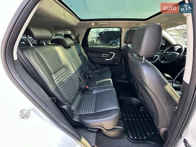 Білий Ленд Ровер Discovery Sport, об'ємом двигуна 2 л та пробігом 105 тис. км за 27200 $, фото 14 на Automoto.ua