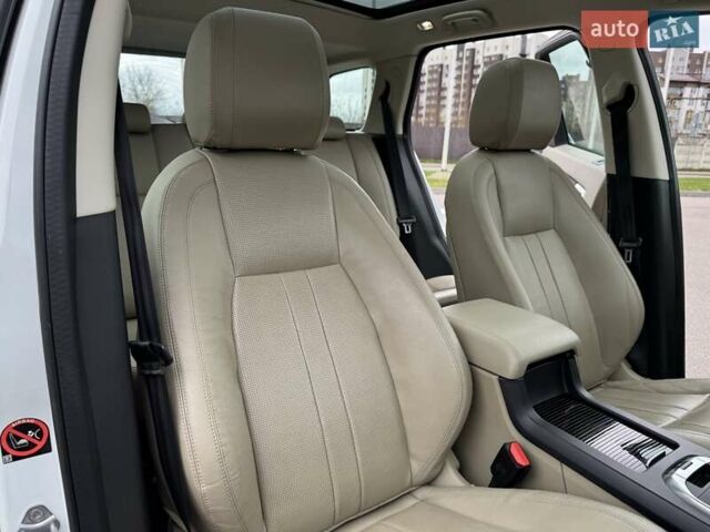 Белый Ленд Ровер Discovery Sport, объемом двигателя 2 л и пробегом 93 тыс. км за 25500 $, фото 41 на Automoto.ua