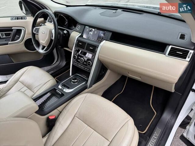 Белый Ленд Ровер Discovery Sport, объемом двигателя 2 л и пробегом 93 тыс. км за 25500 $, фото 39 на Automoto.ua