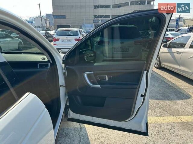 Білий Ленд Ровер Discovery Sport, об'ємом двигуна 2 л та пробігом 105 тис. км за 27200 $, фото 9 на Automoto.ua