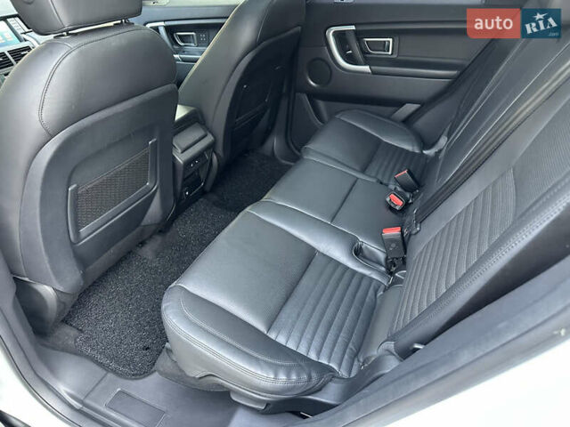 Білий Ленд Ровер Discovery Sport, об'ємом двигуна 2 л та пробігом 137 тис. км за 24900 $, фото 12 на Automoto.ua