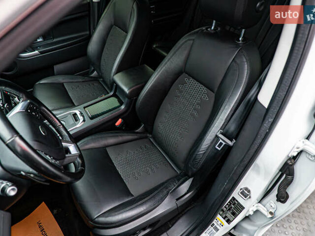 Белый Ленд Ровер Discovery Sport, объемом двигателя 2 л и пробегом 102 тыс. км за 23672 $, фото 8 на Automoto.ua
