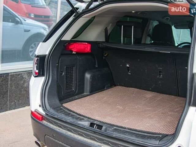 Белый Ленд Ровер Discovery Sport, объемом двигателя 2 л и пробегом 137 тыс. км за 21999 $, фото 10 на Automoto.ua