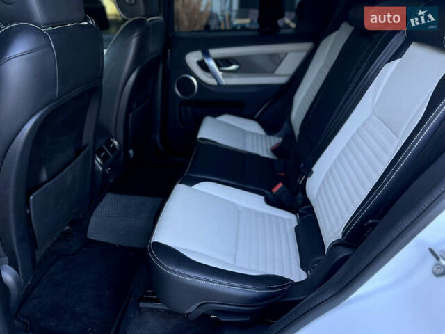 Білий Ленд Ровер Discovery Sport, об'ємом двигуна 2 л та пробігом 58 тис. км за 32900 $, фото 7 на Automoto.ua