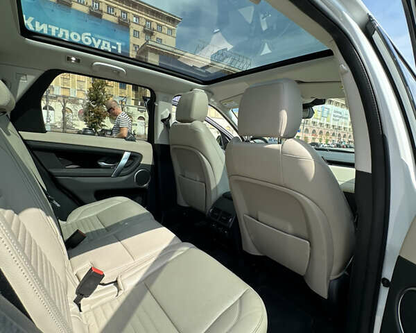 Белый Ленд Ровер Discovery Sport, объемом двигателя 2 л и пробегом 73 тыс. км за 29200 $, фото 15 на Automoto.ua