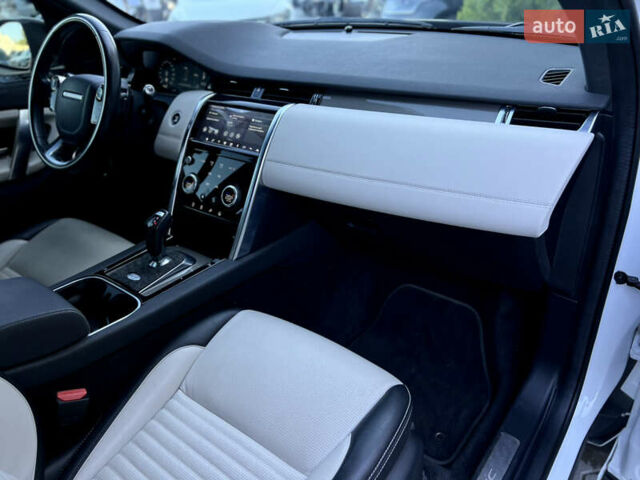 Білий Ленд Ровер Discovery Sport, об'ємом двигуна 2 л та пробігом 58 тис. км за 32900 $, фото 28 на Automoto.ua