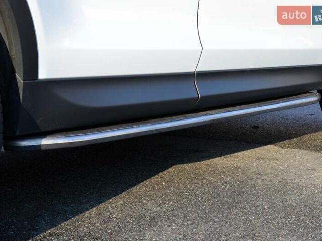 Білий Ленд Ровер Discovery Sport, об'ємом двигуна 2 л та пробігом 141 тис. км за 24500 $, фото 20 на Automoto.ua