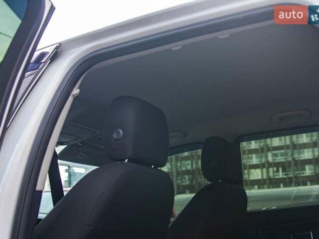 Белый Ленд Ровер Discovery Sport, объемом двигателя 2 л и пробегом 137 тыс. км за 21999 $, фото 22 на Automoto.ua