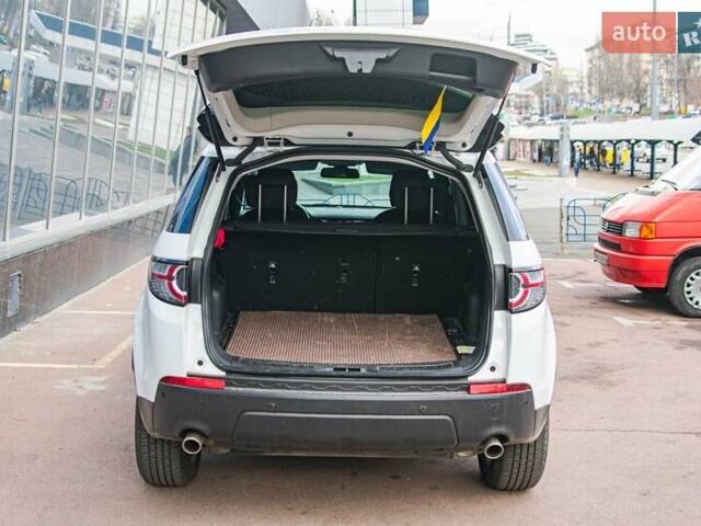Белый Ленд Ровер Discovery Sport, объемом двигателя 2 л и пробегом 137 тыс. км за 21999 $, фото 11 на Automoto.ua