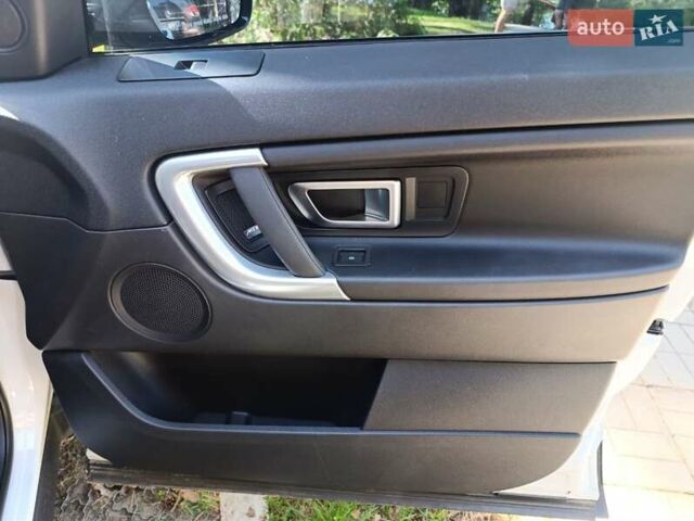 Белый Ленд Ровер Discovery Sport, объемом двигателя 2 л и пробегом 117 тыс. км за 27900 $, фото 6 на Automoto.ua