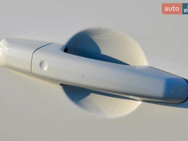 Білий Ленд Ровер Discovery Sport, об'ємом двигуна 2 л та пробігом 141 тис. км за 24500 $, фото 19 на Automoto.ua