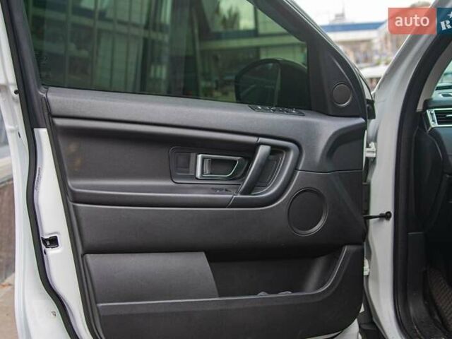 Белый Ленд Ровер Discovery Sport, объемом двигателя 2 л и пробегом 137 тыс. км за 21999 $, фото 19 на Automoto.ua