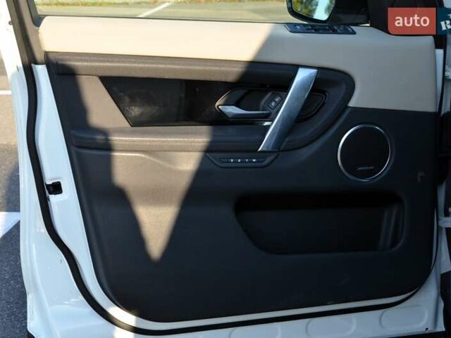 Білий Ленд Ровер Discovery Sport, об'ємом двигуна 2 л та пробігом 141 тис. км за 24500 $, фото 26 на Automoto.ua